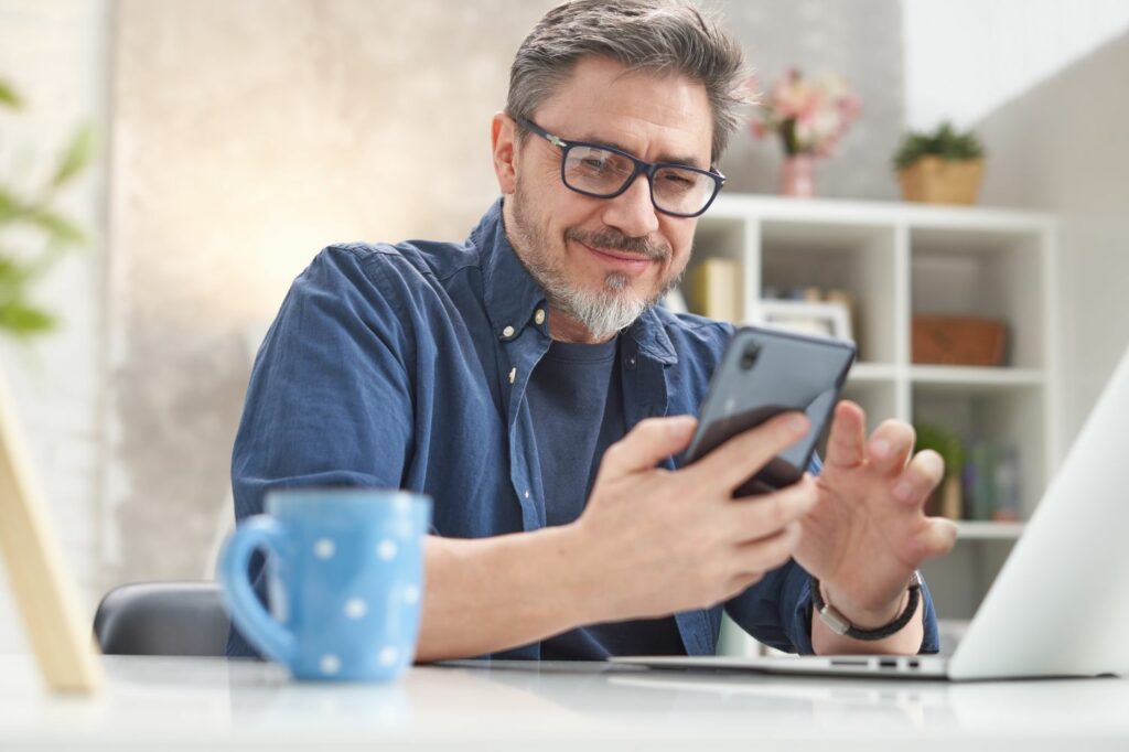 Dating-Profil: 40plus Mann schreibt Nachricht