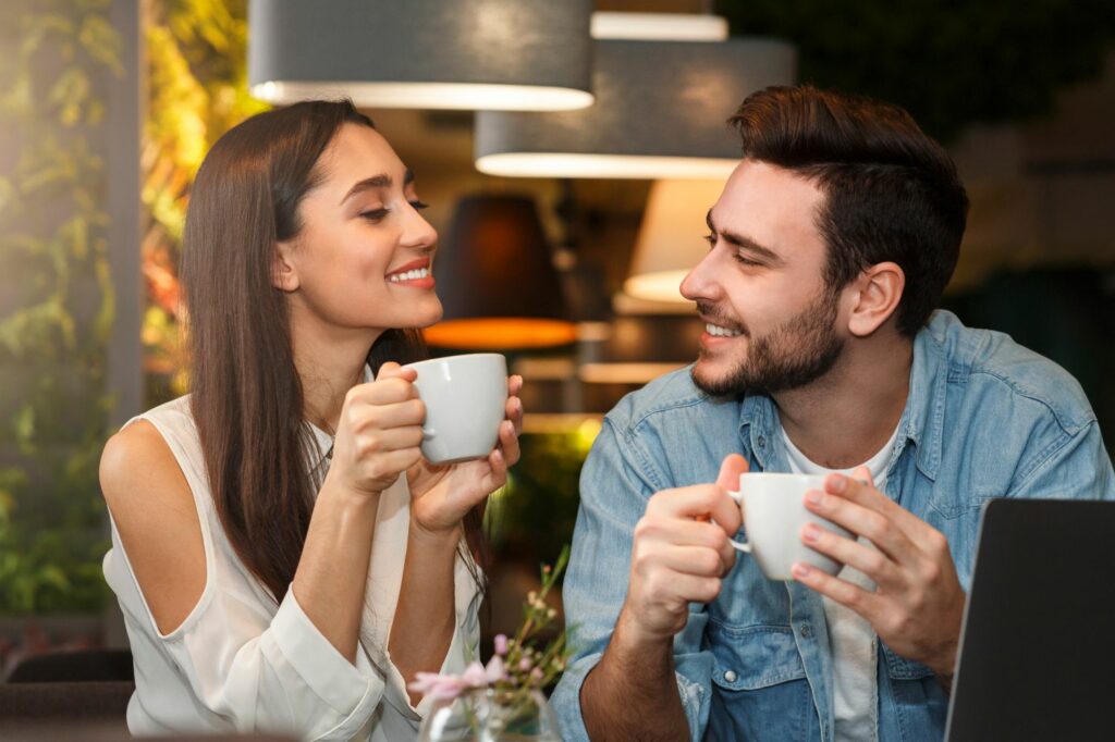 Online Dating: Paar beim Kaffee