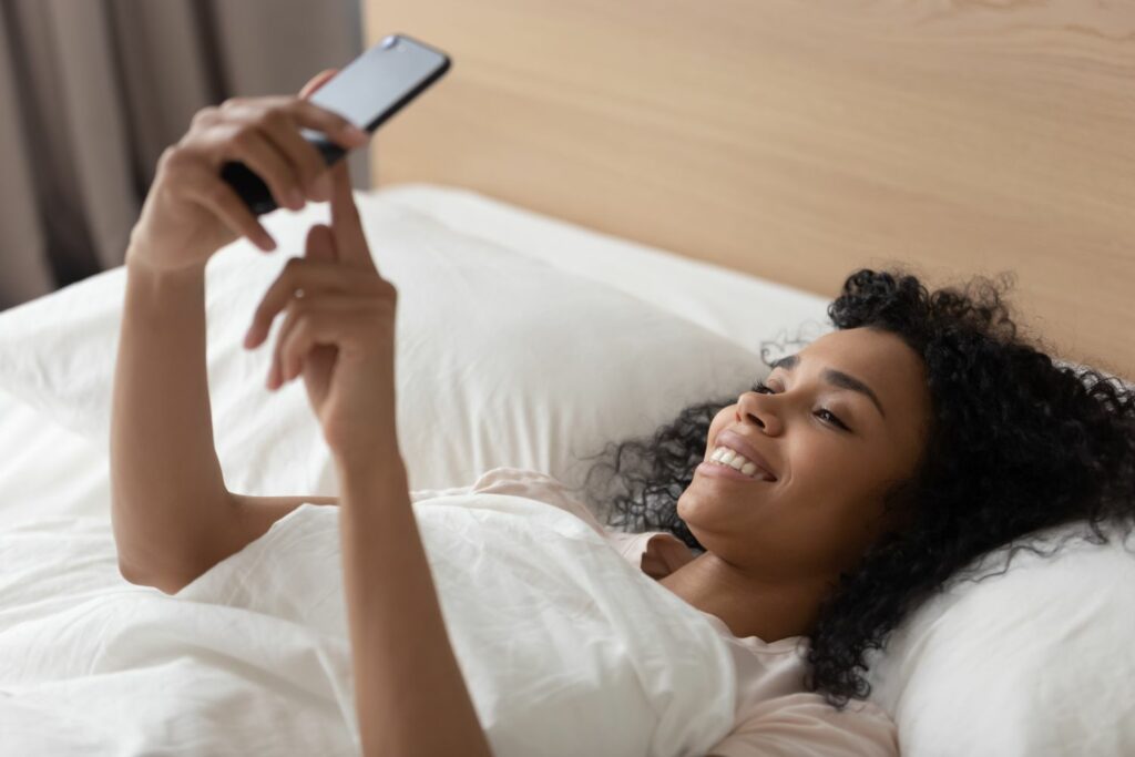 LoveScout24: Frau auf dem Bett