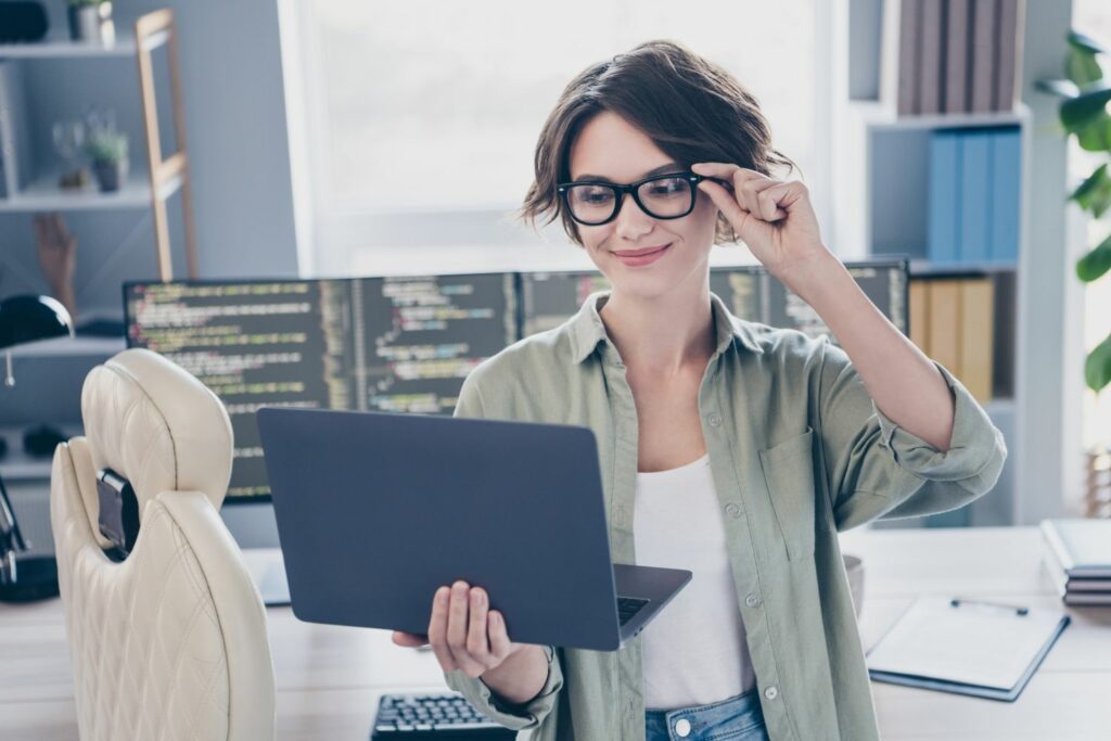 Dating-Trends 2026: intelligente Frau am Computer