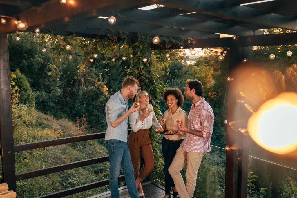 Dating-Trends 2026: zwei Paare auf einem Doppeldate