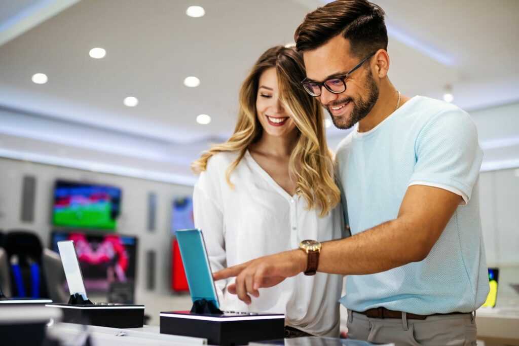 Dating für Akademiker: Paar mit Technologie 